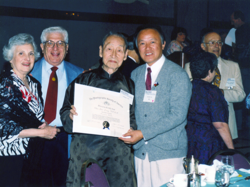 1992年10月应邀出席美国摄影学会第52届年会期间，幸运会见100岁高龄的摄影大师郎静山。
